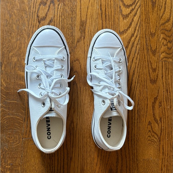 Converse Women’s Chuck Taylors Platform - Picture 1 of 4
